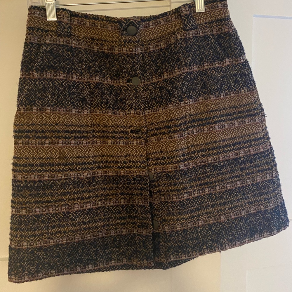 Club Monaco tweed skirt with brass button details. Size 6